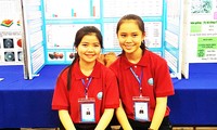 Ngân (bên phải) và Phương tại cuộc thi Sáng tạo thanh thiếu niên và nhi đồng toàn quốc năm 2018. Ảnh: K.A