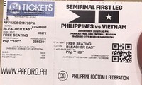 Tấm vé coupon trận bán kết lượt đi giá 100 peso mua tại quầy vé rạp chiếu phim. Tấm vé coupon này sẽ được đổi ra vé thật để vào sân ngày 2/12 tới. Ảnh: N.P 