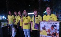 Nhóm Hát rong từ thiện Sài Gòn biểu diễn ở khu vực Trung Sơn (Q.8), số tiền xin được sẽ dùng vào việc hỗ trợ bệnh nhi, người già có hoàn cảnh khó khăn 