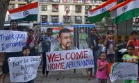Trẻ em giăng biểu ngữ tại Mumbai, Ấn Độ, sau khi thủ tướng Pakistan Imram Khan nói nước này sẽ phóng thích viên phi công Ấn Độ. Ảnh: Sputnik 