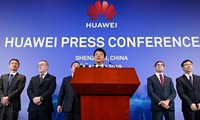 Ông Quách Bình phát biểu trong cuộc họp báo tại trụ sở Huawei (Thâm Quyến, Quảng Đông, Trung Quốc). Ảnh: CNN 