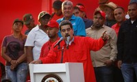 Tổng thống Venezuela Nicolas Maduro phát biểu trước đám đông ở Caracas hôm 1/5. ảnh: Reuters 