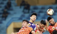 Văn Hậu (giữa) tranh bóng với 4 cầu thủ đối phương trong trận Hà Nội gặp SHB Đà Nẵng ảnh: VSI 