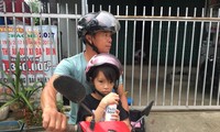 Anh Lăng Văn Hà vội vã chở bé Yến Nhi đi ăn sáng sau khi con trai đã vào phòng thi tại điểm thi trường Phổ thông dân tộc nội trú Bắc Kạn Ảnh: Nghiêm Huê
