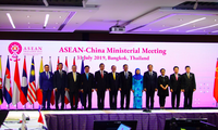 Các bộ trưởng Ngoại giao ASEAN và Trung Quốc trong hội nghị ngày 31/7 tại Bangkok. ảnh: TTXVN 