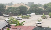 Bãi xe tập lái không phép tại 132 Nguyễn Xiển nhưng có nhiều xe “tập lái” hoạt động trong sáng 26/8 Ảnh: Anh Trọng