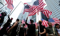 Người biểu tình Hong Kong vẫy cờ Mỹ trong cuộc biểu tình trước Lãnh sự quán Mỹ cuối tuần qua ảnh: AP