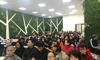 Hàng trăm người mua nhà có mặt trong buổi gặp với chủ đầu tư Ảnh: Minh Tuấn 