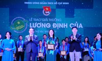 Chị Nguyễn Thị Phương Hà vinh dự được nhận giải thưởng Lương Định Của năm 2019 Ảnh: NVCC