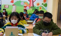 Học sinh nhiều trường tại Hà Nội đeo khẩu trang trong giờ học 