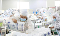 Trong một nhà máy sản xuất đồ dùng y tế tại tỉnh Giang Tô, Trung Quốc ảnh: Reuters 