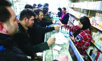 Người dân Iran đổ xô đến các hiệu thuốc để mua thuốc khử trùng 
