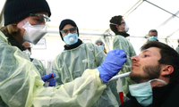 Nhân viên y tế lấy mẫu xét nghiệm COVID-19 tại một bệnh viện ở Munich, Đứcảnh: AP