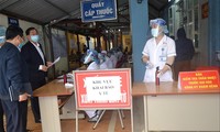 Bệnh viện đa khoa Ba Vì đã bố trí cán bộ y tế túc trực đo nhiệt độ, sàng lọc, phân luồng bệnh nhân từ cổng 