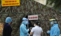 Các bệnh viện ở Hà Nội đều có phòng khám sàng lọc bệnh nhân viêm đường hô hấp. Trong ảnh: Trước cửa Bệnh viện Tim Hà Nội, y bác sĩ đang trao đổi về công việc phòng tránh COVID-19Ảnh: Như Ý