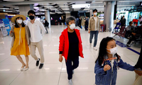 Người Hàn Quốc đeo khẩu trang khi đi lại trong sân bay Gimpo, Hàn Quốc, ngày 1/5 ảnh: Reuters 