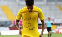 Sancho trưng dòng chữ “Công lý cho George Floyd” trên áo trong khi ăn mừng bàn thắng 