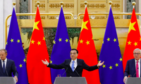 Các quan chức châu Âu cùng Thủ tướng Trung Quốc Lý Khắc Cường, tháng 7/2018 ảnh: Reuters 