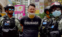 Cảnh sát Hong Kong bắt giữ một người biểu tình ngày 1/7 ảnh: AP