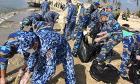 Tuổi trẻ Vùng Cảnh sát biển 3 tham gia hưởng ứng chiến dịch “Hành quân xanh” tại Bà Rịa - Vũng Tàu, ngày 5/7 Ảnh: PV