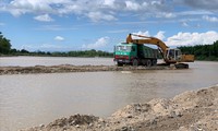 Khai thác cát tràn lan trên sông Dinh của tỉnh Ninh Thuận 