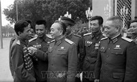 Anh hùng Trịnh Tố Tâm (bên trái) trong lần gặp Đại tướng Võ Nguyên Giáp ẢNH: TTXVN