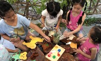 Các bé say sưa vẽ màu trên gỗ tại workshop “Xưởng mộc của bé” Ảnh: PV 