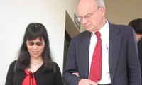 Một giáo sư Mỹ dắt tay tác giả bài viết Nguyễn Thị Minh Phương bước xuống cầu thang Ảnh: GS Võ Văn Tới 