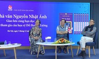 Nhà văn Nguyễn Nhật Ánh giao lưu với độc giả trong lễ kỷ niệm 25 năm Kính vạn hoa. Ảnh: KỲ SƠN 