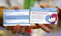 Thẻ vắc-xin COVID-19 nhắc người dân Anh giữ thẻ cẩn thận trong ví và nhớ đi tiêm mũi thứ hai Ảnh: Getty Images
