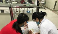Khám cho trẻ bị viêm đường hô hấp Ảnh: Thái Hà
