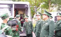 Lãnh đạo Bộ Tư lệnh BĐBP và Học viện Biên phòng tiễn học viên tăng cường lên biên giới chống dịch, sáng 11/1 Ảnh: PV 