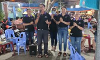 Anh Châu Thành Toàn và nhóm SV 07 hát xin tiền giúp người nghèo. Ảnh: NVCC 