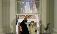 Tổng thống Joe Biden và đệ nhất phu nhân Jill Biden xem pháo hoa thắp sáng bầu trời từ Nhà Trắng, tối 20/1 tại Washington ảnh: AP 