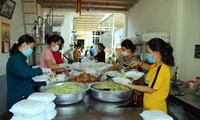 Đại gia đình bà Yêu nấu cơm hỗ trợ người dân khu cách ly
