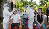 Ngành Y tế Đắk Lắk lấy mẫu test nhanh cho người dân