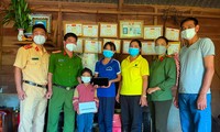 Lãnh đạo, cán bộ chiến sĩ công an huyện Krông Búk trao máy tính cho học sinh khó khăn