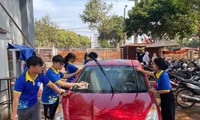 Tuổi trẻ Đắk Lắk rửa xe gây quỹ, mang Tết yêu thương đến trẻ vùng sâu