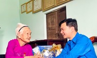 Bí thư Trung ương Đoàn thăm, tặng quà Mẹ Việt Nam Anh hùng tại Đắk Lắk