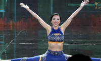 Hoa hậu Hòa bình Hong Kong xoạc chân gây cười trên sân khấu