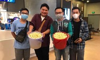 Tranh cãi khán giả Việt mang xô đựng bắp rang miễn phí ở rạp phim
