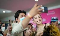 Người hâm mộ vây kín Tiểu Vy, Đỗ Thị Hà tại thảm đỏ chung kết Hoa hậu Việt Nam