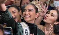 Sân bay kín người đón Hoa hậu Hoàn vũ Thái Lan về nước