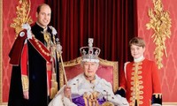 Chân dung Vua Charles bên hai người thừa kế ngai vàng