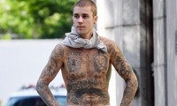 Justin Bieber cởi trần, lộ hình xăm kín người xuống phố