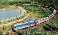 Tuyến đường sắt Thống Nhất của Việt Nam đẹp nhất thế giới