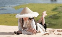 Mỹ nhân Thái Lan đội nón lá, mặc áo dài du lịch Mũi Né