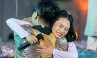 Phương Mỹ Chi ngồi khóc trước 3.000 khán giả đội mưa xem hát