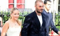 Beckham nắm chặt tay con gái 12 tuổi đi xem show