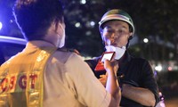 Drivers eating and drinking in Ho Chi Minh City saw traffic police 'so scared they had to run into the alley'